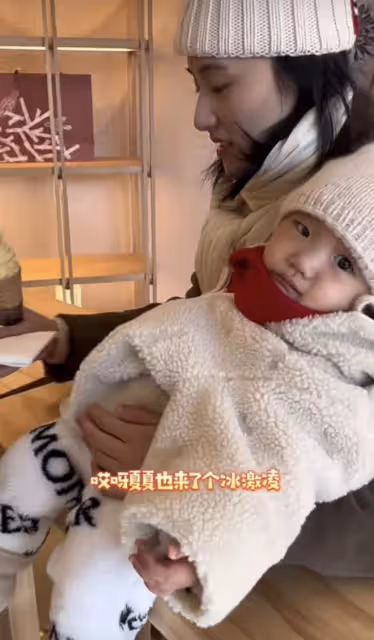 李亞鵬攜妻女出遊，帶80歲母親冬天吃雪糕，喊同齡人岳父「叔叔」
