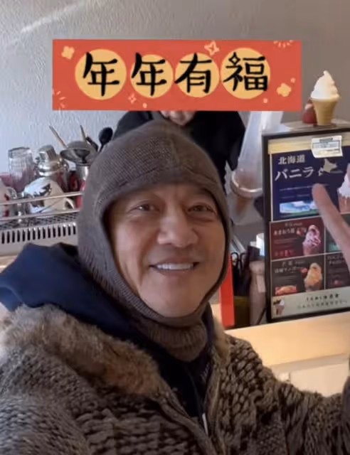 李亞鵬攜妻女出遊，帶80歲母親冬天吃雪糕，喊同齡人岳父「叔叔」