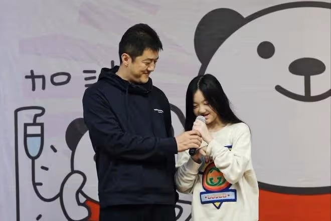 李亞鵬攜妻女出遊，帶80歲母親冬天吃雪糕，喊同齡人岳父「叔叔」