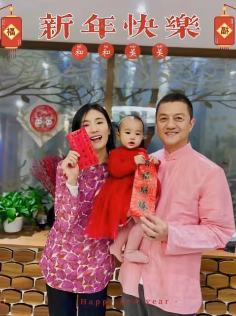 李亞鵬攜妻女出遊，帶80歲母親冬天吃雪糕，喊同齡人岳父「叔叔」