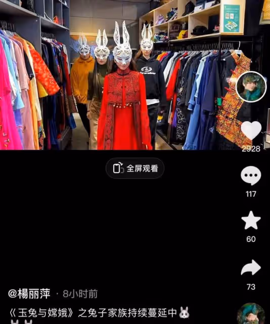 64歲楊麗萍現身大理街頭，戴兔子面具秀10cm長指甲，遊客爭相拍照