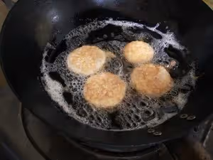 【綠豆餅】充滿童年回憶的酥炸綠豆車輪餅（附簡易自製炒綠豆餡做法）