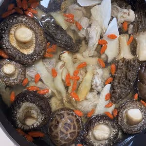 新手0失敗的羊肚菌雞湯！！超濃郁鮮掉眉毛的那種！！