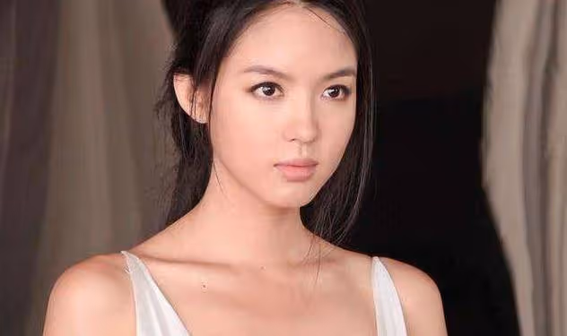 35歲的她拒絕豪門嫁給愛情,如今越來越有氣質
