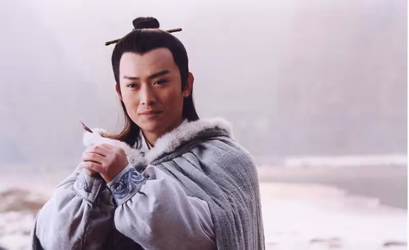 他曾是內地「古裝男神」,成到穿奇裝異服、戴美瞳網劇里打醬油