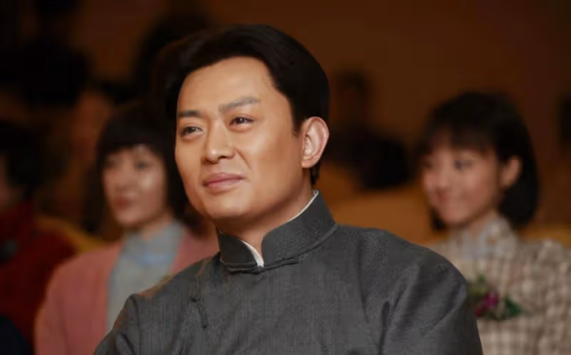 他曾是內地「古裝男神」,成到穿奇裝異服、戴美瞳網劇里打醬油
