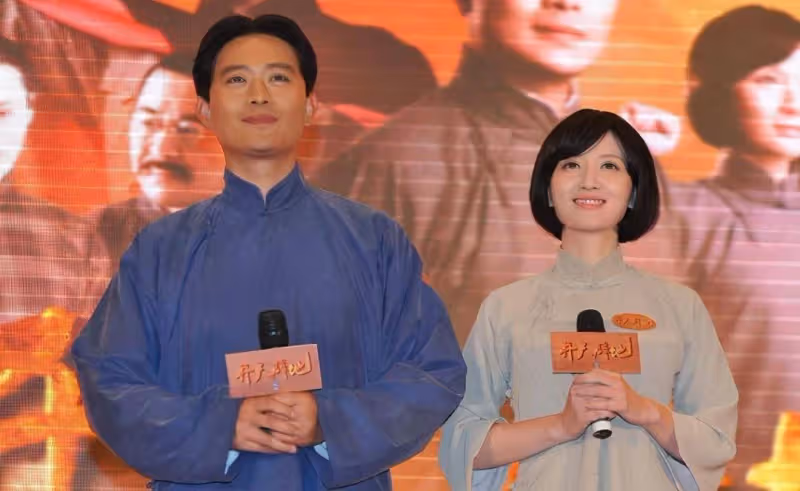 他曾是內地「古裝男神」,成到穿奇裝異服、戴美瞳網劇里打醬油