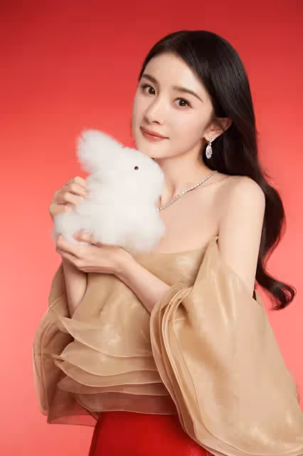 陸劇15位女星春節新造型!趙麗穎&楊紫&熱巴PK同款紅裙,唐嫣倪妮港風美翻,她意外驚豔
