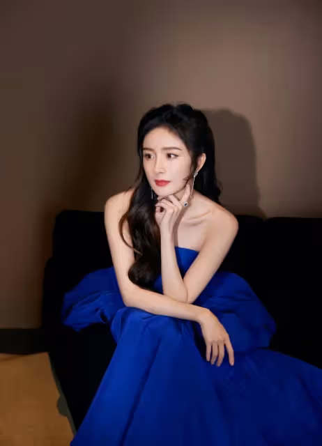 陸劇15位女星春節新造型!趙麗穎&楊紫&熱巴PK同款紅裙,唐嫣倪妮港風美翻,她意外驚豔