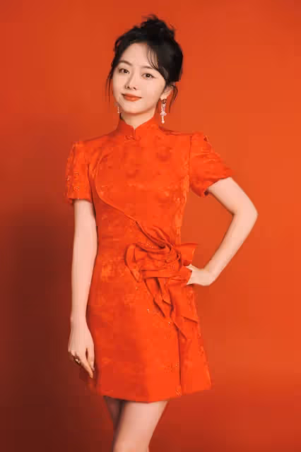 陸劇15位女星春節新造型!趙麗穎&楊紫&熱巴PK同款紅裙,唐嫣倪妮港風美翻,她意外驚豔