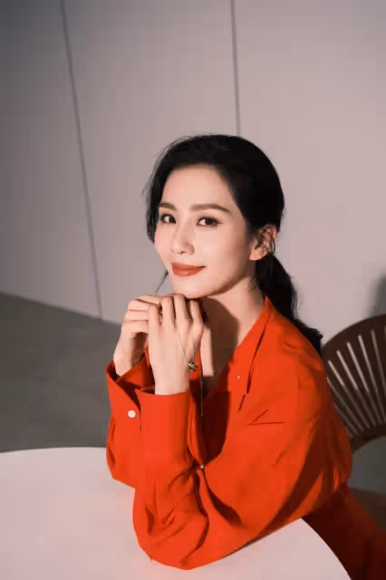 陸劇15位女星春節新造型!趙麗穎&楊紫&熱巴PK同款紅裙,唐嫣倪妮港風美翻,她意外驚豔