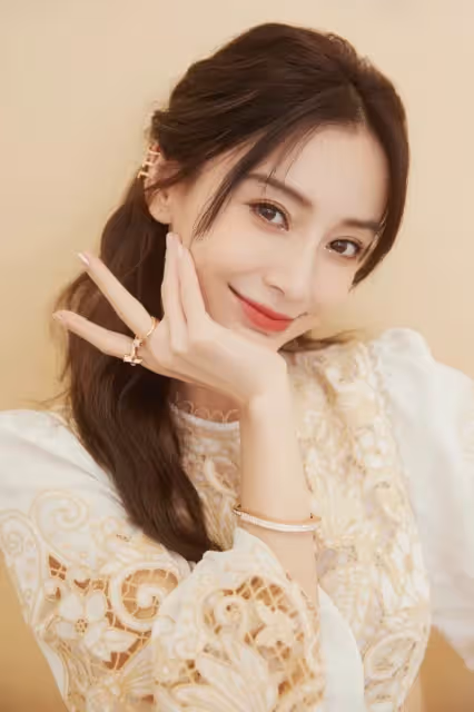 陸劇15位女星春節新造型!趙麗穎&楊紫&熱巴PK同款紅裙,唐嫣倪妮港風美翻,她意外驚豔