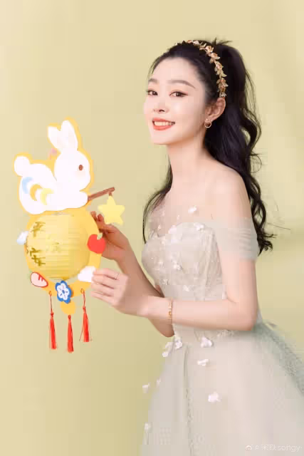 陸劇15位女星春節新造型!趙麗穎&楊紫&熱巴PK同款紅裙,唐嫣倪妮港風美翻,她意外驚豔