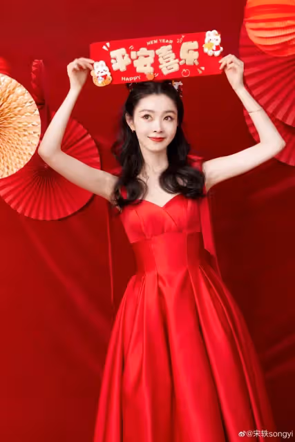 陸劇15位女星春節新造型!趙麗穎&楊紫&熱巴PK同款紅裙,唐嫣倪妮港風美翻,她意外驚豔