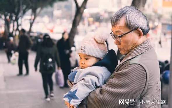 「今後不要把外孫放我家了」,外公的話,讓年輕人陷入反思