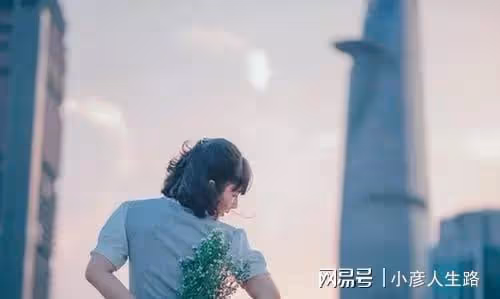 年終獎剛拿到手就被母親「哭窮」,女兒落淚:32歲的我,沒有家