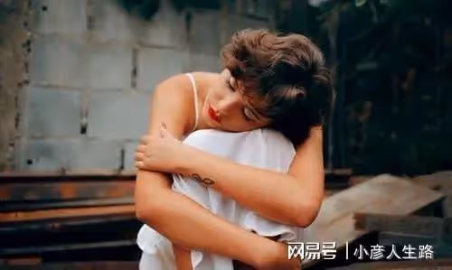 年終獎剛拿到手就被母親「哭窮」,女兒落淚:32歲的我,沒有家
