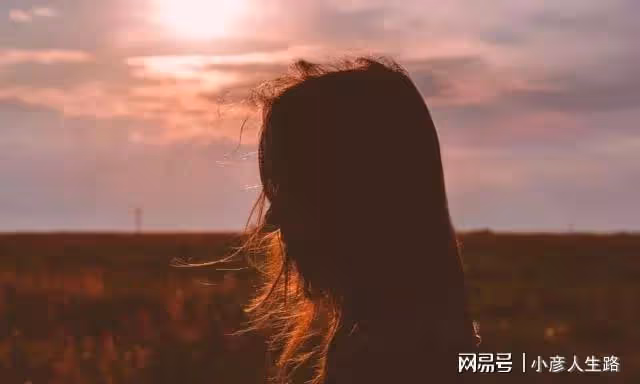 年終獎剛拿到手就被母親「哭窮」,女兒落淚:32歲的我,沒有家