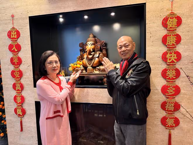 汪明荃夫婦到處拜年!乾女兒始終陪伴在旁,沒血緣關係仍孝順有加