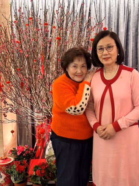 汪明荃夫婦到處拜年!乾女兒始終陪伴在旁,沒血緣關係仍孝順有加