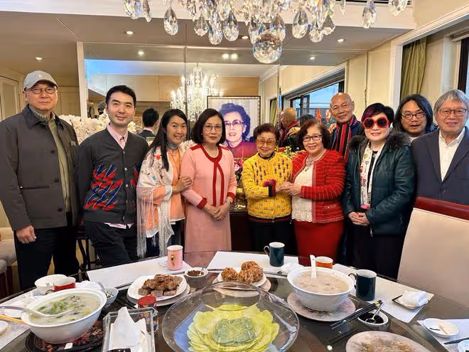 汪明荃夫婦到處拜年!乾女兒始終陪伴在旁,沒血緣關係仍孝順有加
