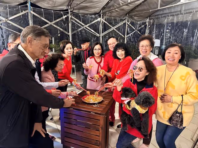 汪明荃夫婦到處拜年!乾女兒始終陪伴在旁,沒血緣關係仍孝順有加