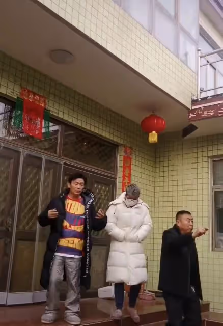 40歲王寶強回農村過年!被鄉親們包圍合影,穿拖鞋鬍子拉碴接地氣