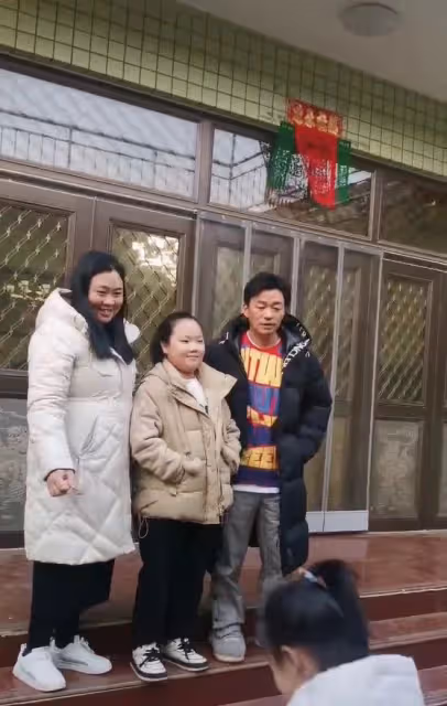 40歲王寶強回農村過年!被鄉親們包圍合影,穿拖鞋鬍子拉碴接地氣
