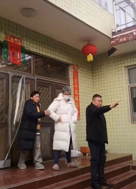 40歲王寶強回農村過年!被鄉親們包圍合影,穿拖鞋鬍子拉碴接地氣