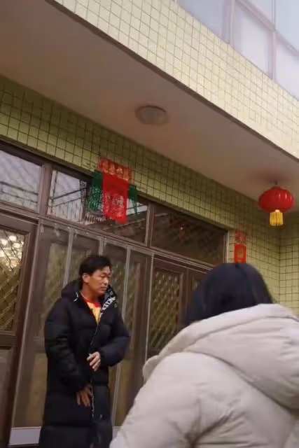 40歲王寶強回農村過年!被鄉親們包圍合影,穿拖鞋鬍子拉碴接地氣