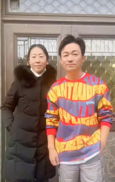 40歲王寶強回農村過年!被鄉親們包圍合影,穿拖鞋鬍子拉碴接地氣
