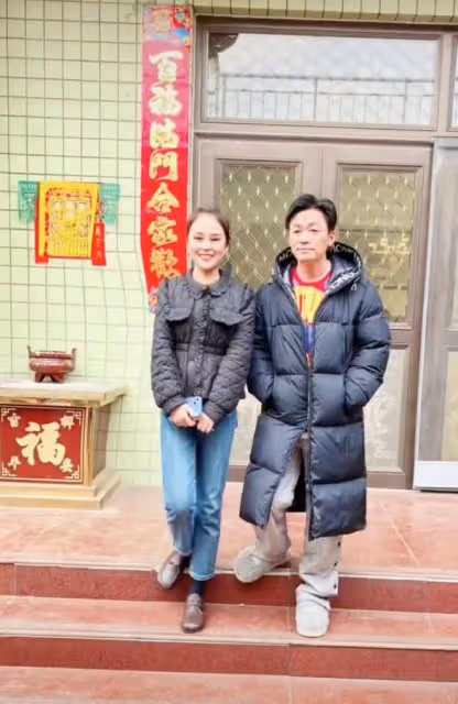 40歲王寶強回農村過年!被鄉親們包圍合影,穿拖鞋鬍子拉碴接地氣