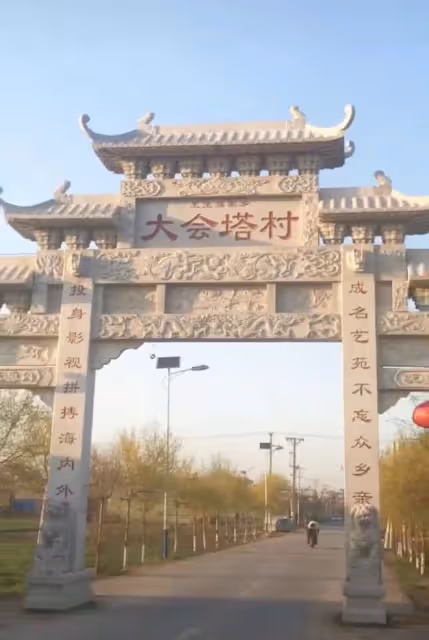 40歲王寶強回農村過年!被鄉親們包圍合影,穿拖鞋鬍子拉碴接地氣