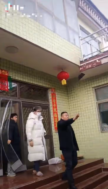 40歲王寶強回農村過年!被鄉親們包圍合影,穿拖鞋鬍子拉碴接地氣