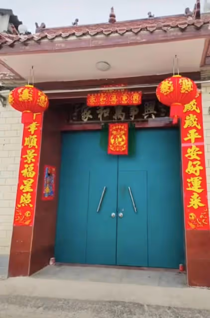 40歲王寶強回農村過年!被鄉親們包圍合影,穿拖鞋鬍子拉碴接地氣