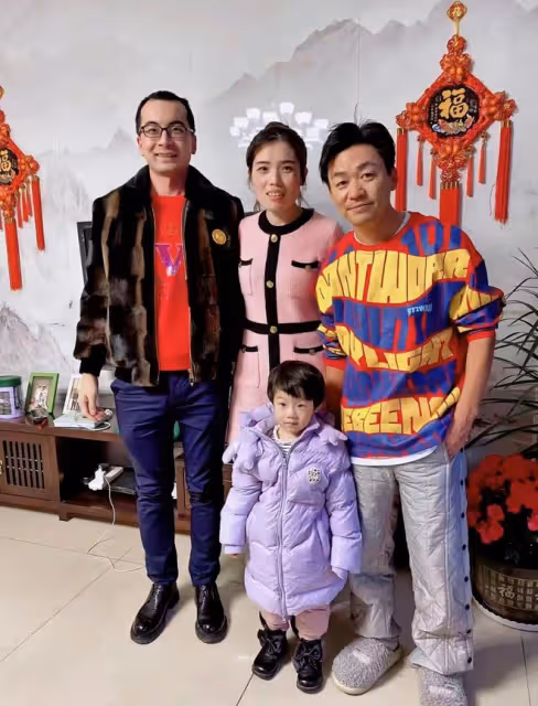 40歲王寶強回農村過年!被鄉親們包圍合影,穿拖鞋鬍子拉碴接地氣