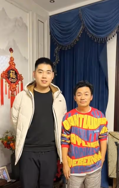 40歲王寶強回農村過年!被鄉親們包圍合影,穿拖鞋鬍子拉碴接地氣