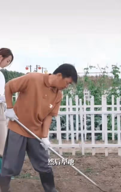 40歲王寶強回農村過年!被鄉親們包圍合影,穿拖鞋鬍子拉碴接地氣