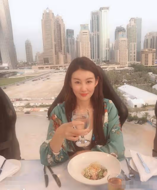 40歲王寶強回農村過年!被鄉親們包圍合影,穿拖鞋鬍子拉碴接地氣