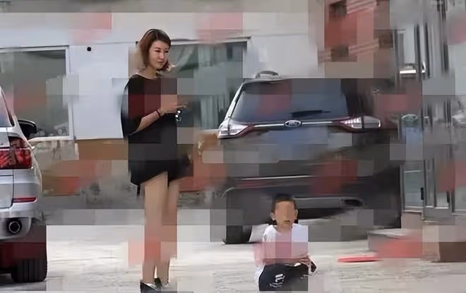40歲王寶強回農村過年!被鄉親們包圍合影,穿拖鞋鬍子拉碴接地氣