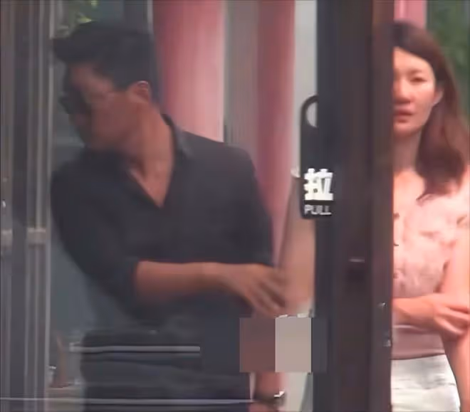 40歲王寶強回農村過年!被鄉親們包圍合影,穿拖鞋鬍子拉碴接地氣