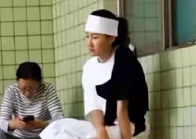40歲王寶強回農村過年!被鄉親們包圍合影,穿拖鞋鬍子拉碴接地氣