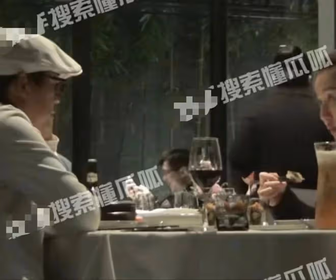 40歲王寶強回農村過年!被鄉親們包圍合影,穿拖鞋鬍子拉碴接地氣