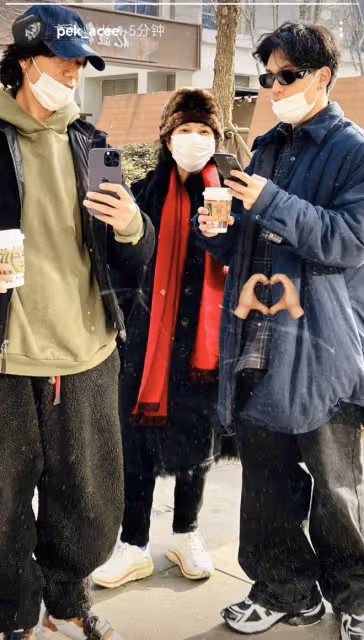 陳坤大年初三送兒子出國留學,在機場拍全家福,祖孫三代笑著告別
