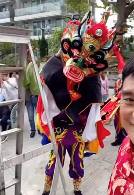 64歲港星農村過年,用2隻大烤豬拜祭顯隆重,舞麒麟放鞭炮太熱鬧