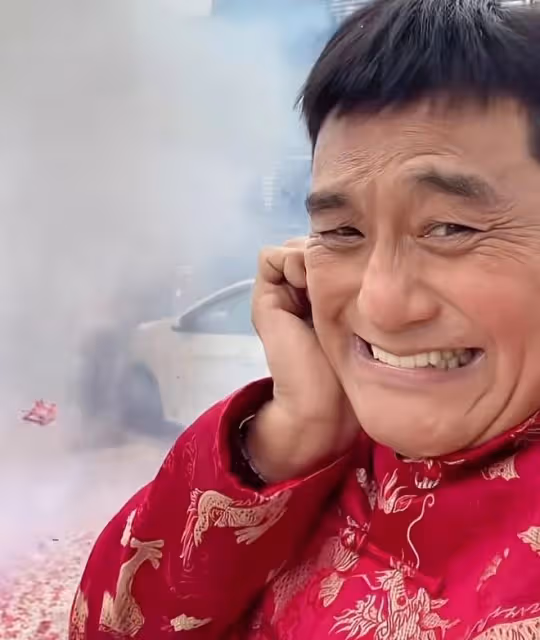 64歲港星農村過年,用2隻大烤豬拜祭顯隆重,舞麒麟放鞭炮太熱鬧