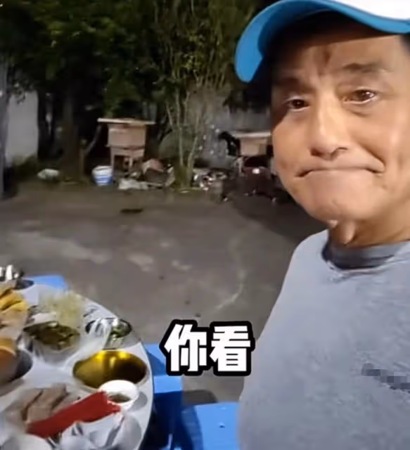 64歲港星農村過年,用2隻大烤豬拜祭顯隆重,舞麒麟放鞭炮太熱鬧