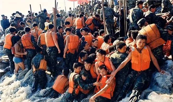 《流浪地球2》吳京淪為工具人?我要吹爆裡面的中式價值觀!