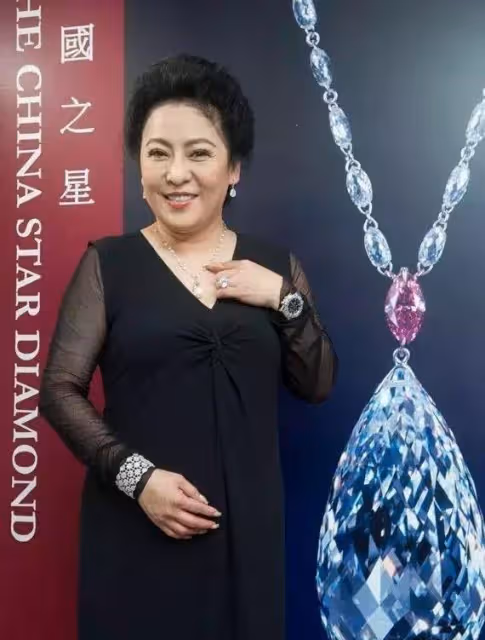 真正見過大世面的女人,出門很少佩戴黃金首飾,看向太就知道了