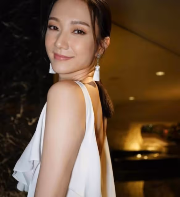 好拼!TVB前知名女星新片不惜犧牲色相,與年長28歲男星有親熱戲
